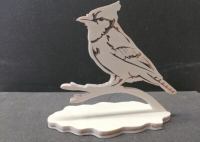 Sculpture d'oiseau en bois chantourné sur socle, figurine de geai artisanale pour décoration de bureau ou étagère en contre-plaqué