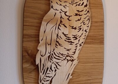 Sculpture de hibou en érable découpé avec précision, montée sur un panneau de chêne, artisanat d'art fait main