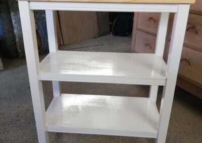 Petite étagère de rangement artisanale à 3 niveaux, structure blanche et plateau en bois naturel, meuble d'appoint