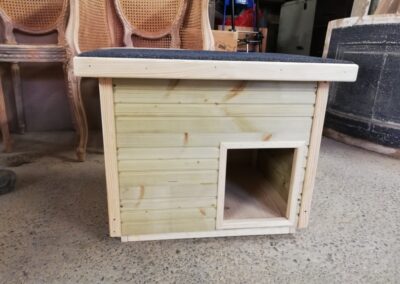 Petite niche pour chat avec toit bitumé, fenêtre et volets