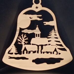 Décoration de Noël en forme de cloche représentant un village enneigé chantourné