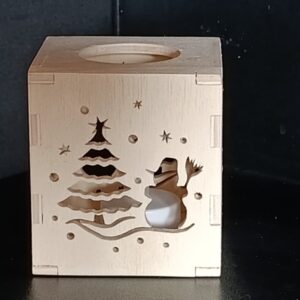 Photophore de Noël cubique en bois chantourné, lanterne artisanale avec découpes de sapins et bonshommes de neige, décoration de fête faite main